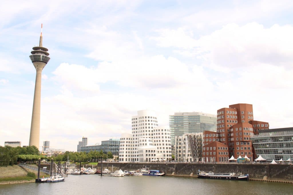 Rheinturm und Medienhafen in Düsseldorf