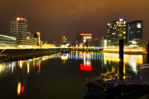 Der Düsseldorfer Medienhafen bei Nacht