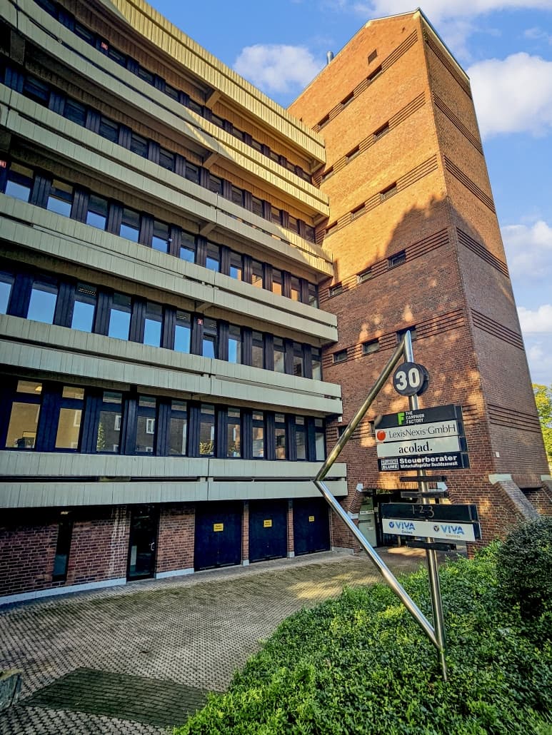 Bürogebäude Heerdter Sandberg 30 mit dem Hinweisschild der Kanzlei
