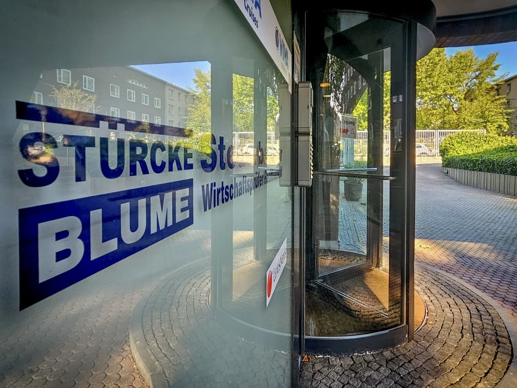 Eingang der Kanzlei mit dem Stürcke und Blume Schriftzug auf der Glasfassade